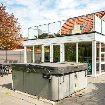 8 Person Holiday In Henne